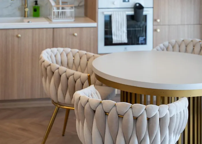 Kwiatkowskiego Modern By Bookinghost Daire