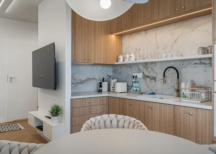 Kwiatkowskiego Modern By Bookinghost